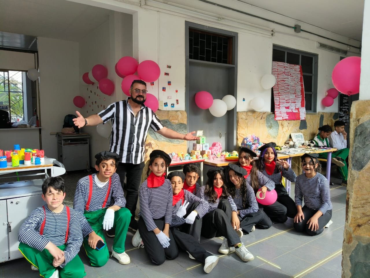 Una vez más, los Mimos por la Paz se hicieron presentes para celebrar con la comunidad el día del amor y la amistad.