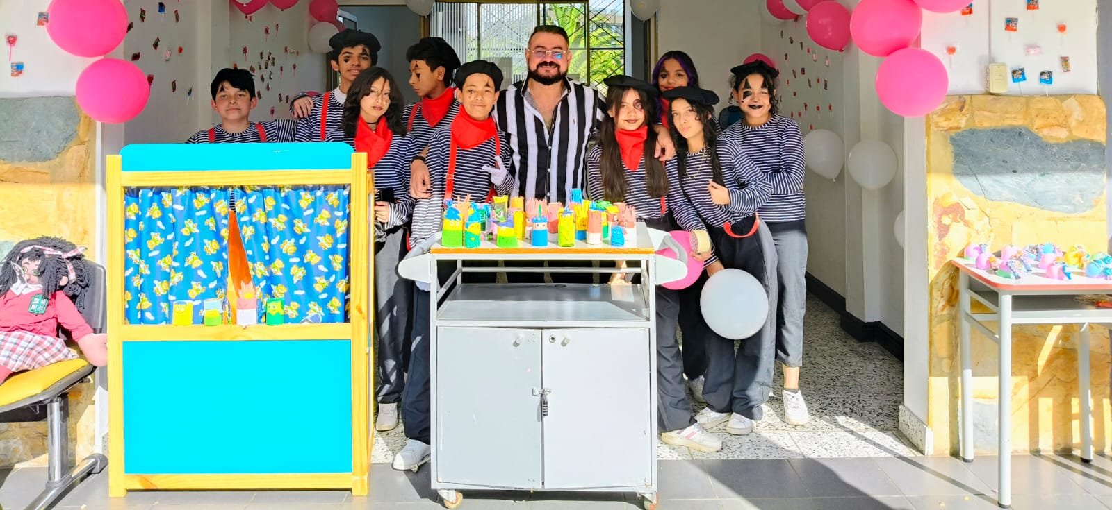 Muchos de nuestros estudiantes se hicieron acreedores a los premios que los mimos por la paz entregaron.